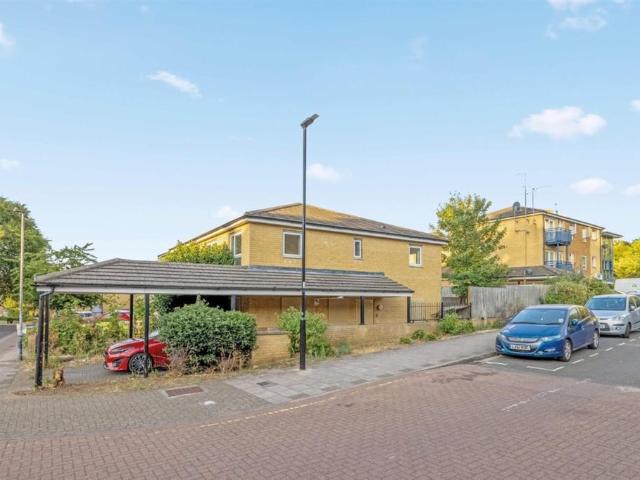 4 bedroom end of terrace house for sale