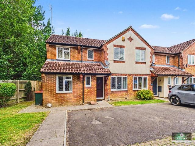 4 bedroom end of terrace house for sale