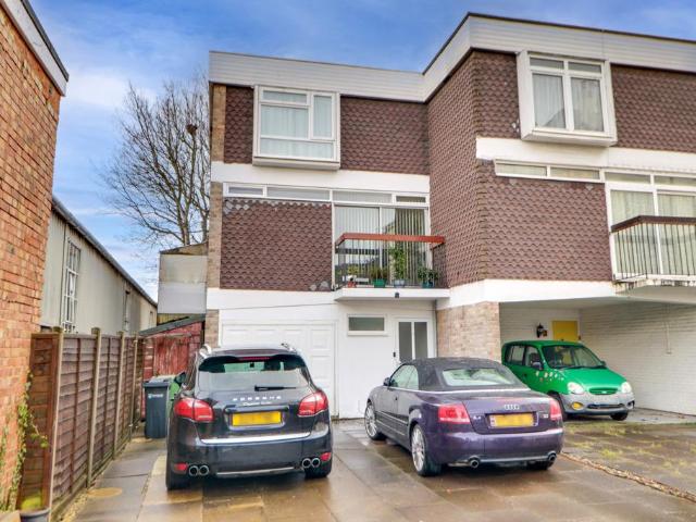 4 bedroom end of terrace house for sale
