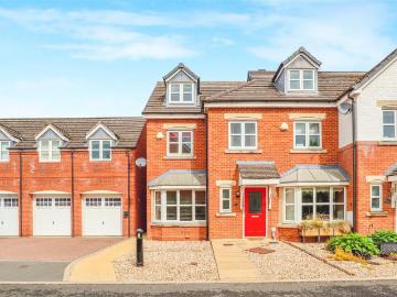 4 bedroom end of terrace house for sale