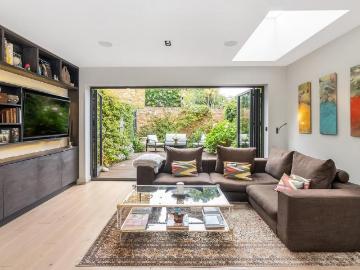 4 bedroom end of terrace house for sale