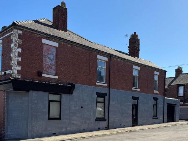 4 bedroom end of terrace house for sale