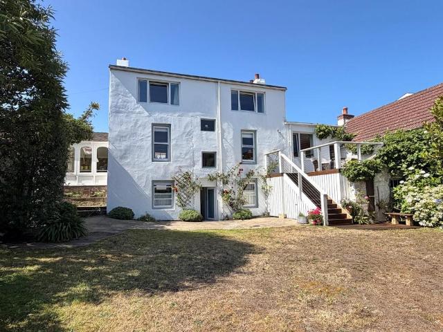 4 bedroom end of terrace house for sale