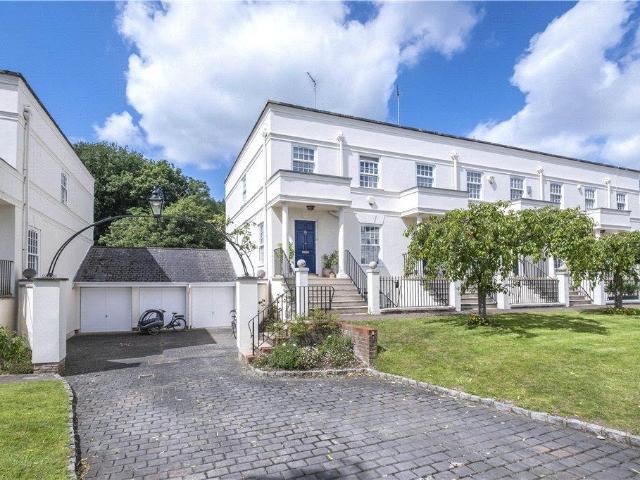 4 bedroom end of terrace house for sale