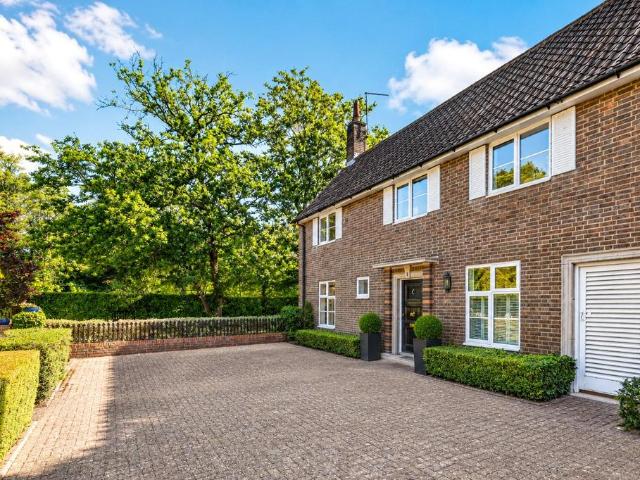 4 bedroom end of terrace house for sale