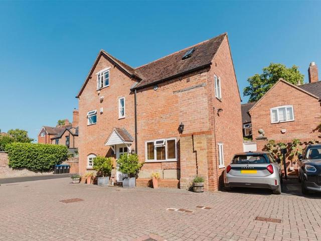 4 bedroom end of terrace house for sale