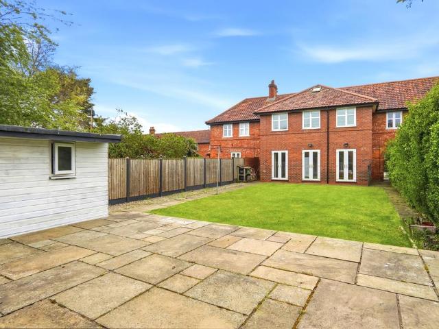 4 bedroom end of terrace house for sale