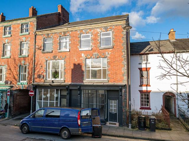4 bedroom end of terrace house for sale