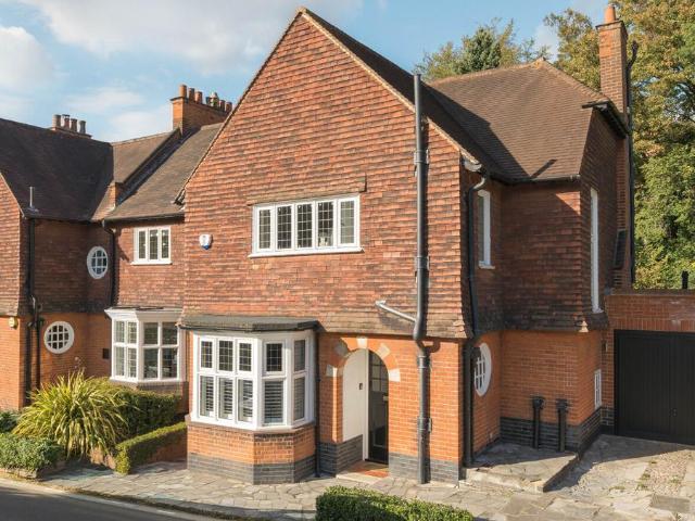 4 bedroom end of terrace house for sale
