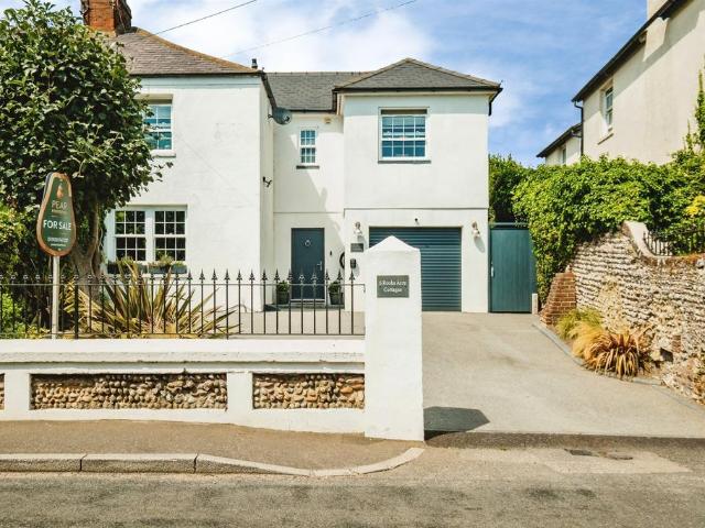 4 bedroom end of terrace house for sale
