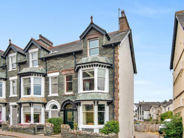 4 bedroom end of terrace house for sale
