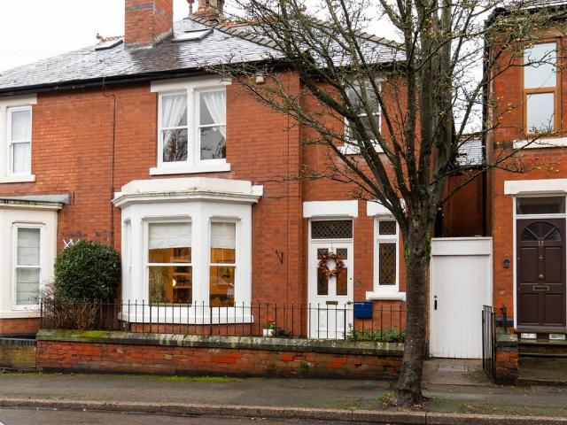 4 bedroom end of terrace house for sale