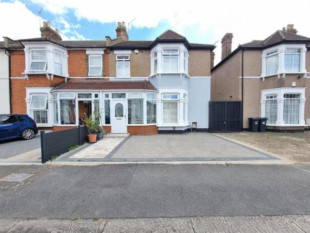 4 bedroom end of terrace house for sale