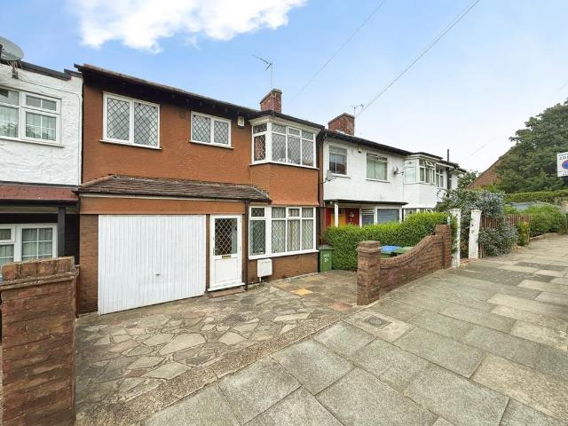 4 bedroom end of terrace house for sale