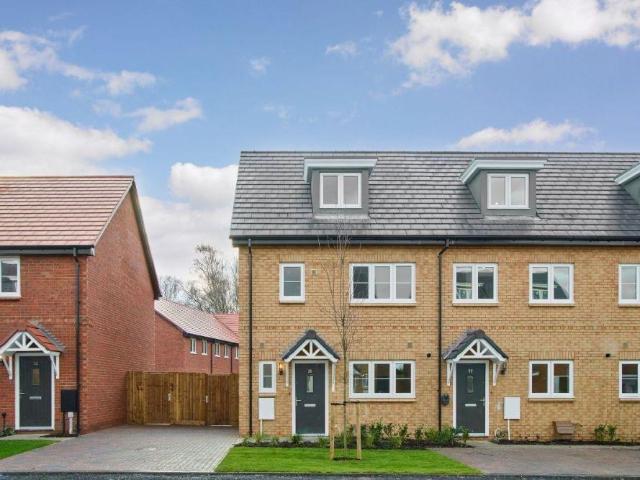 4 bedroom end of terrace house for sale