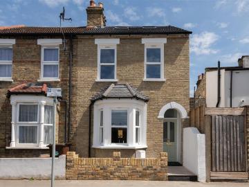 4 bedroom end of terrace house for sale