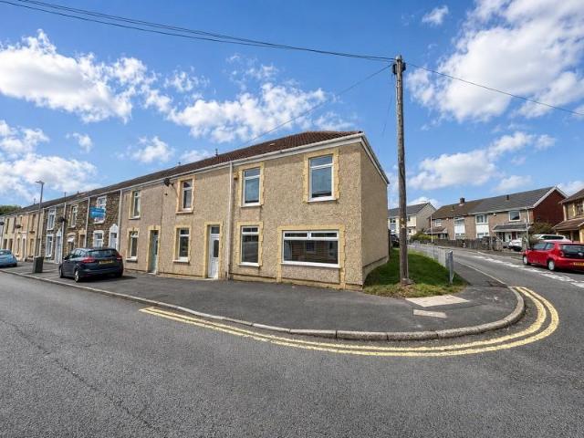 4 bedroom end of terrace house for sale