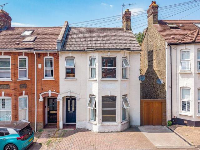 4 bedroom end of terrace house for sale