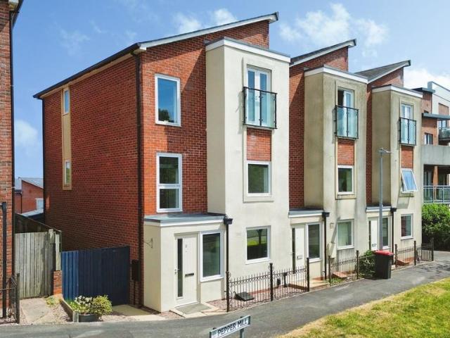 4 bedroom end of terrace house for sale