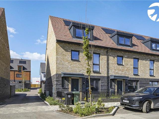 4 bedroom end of terrace house for sale