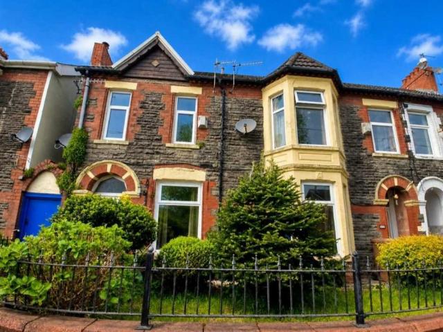 4 bedroom end of terrace house for sale