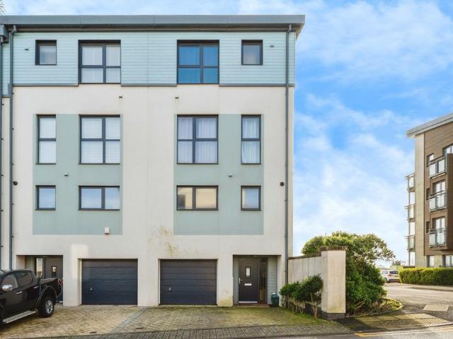 4 bedroom end of terrace house for sale