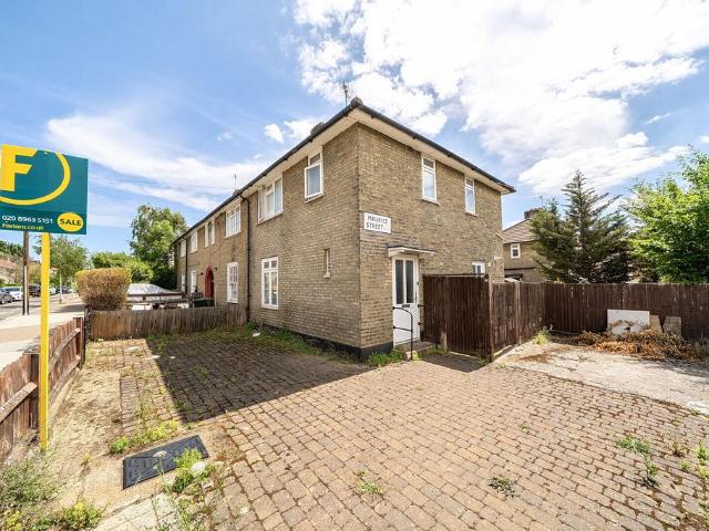 4 bedroom end of terrace house for sale