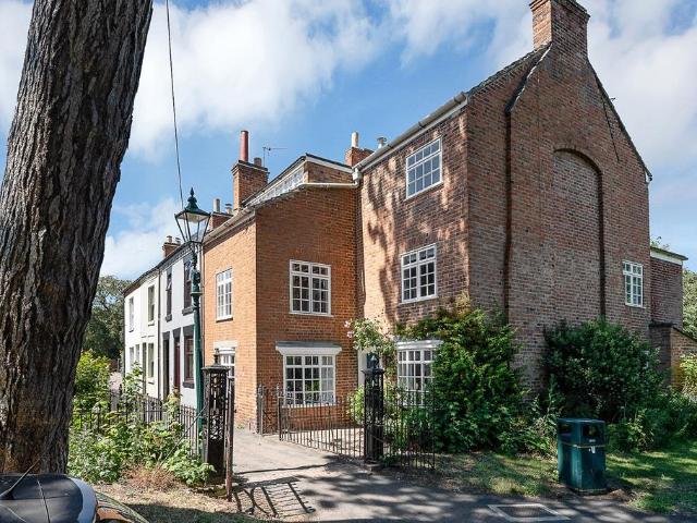 4 bedroom end of terrace house for sale