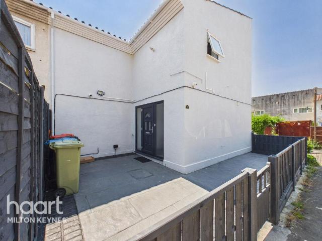 4 bedroom end of terrace house for sale