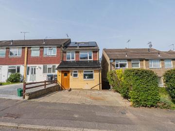 4 bedroom end of terrace house for sale