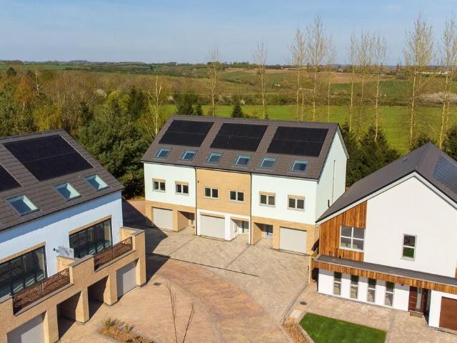 4 bedroom end of terrace house for sale