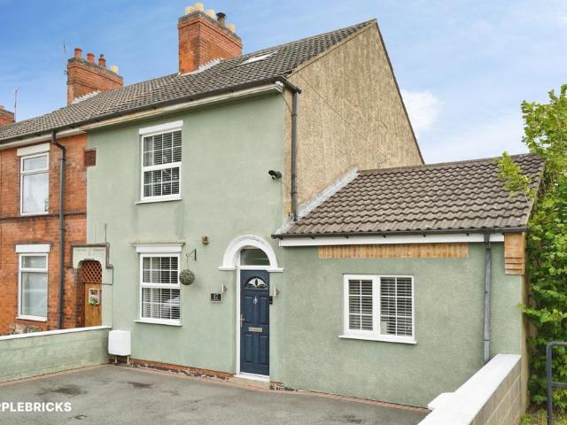4 bedroom end of terrace house for sale