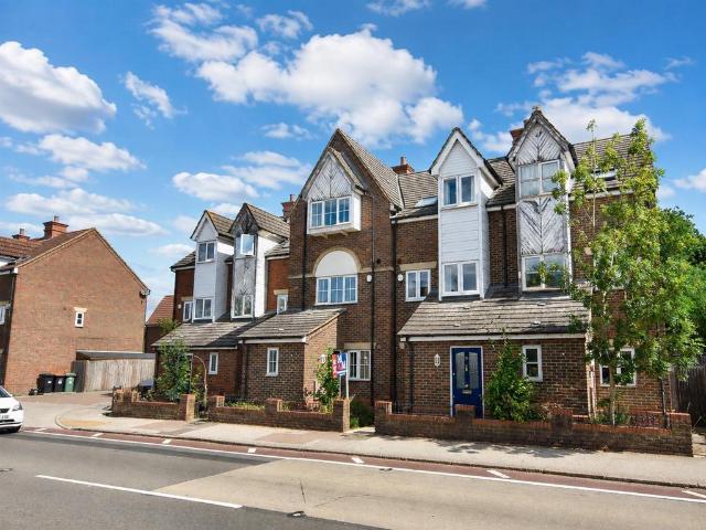 4 bedroom end of terrace house for sale
