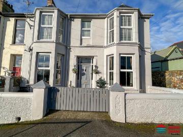 4 bedroom end of terrace house for sale