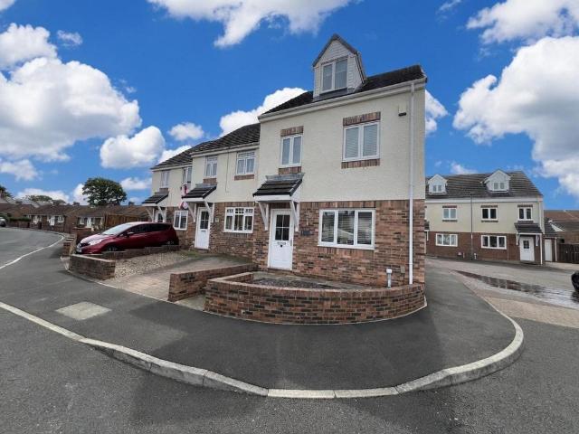 4 bedroom end of terrace house for sale