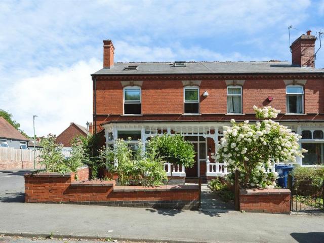4 bedroom end of terrace house for sale