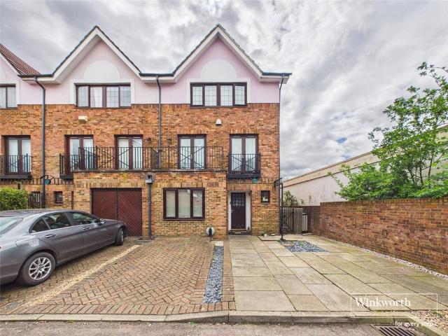 4 bedroom end of terrace house for sale