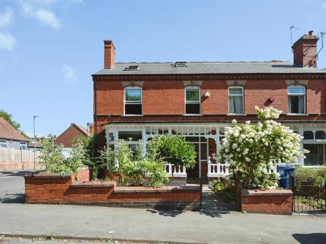 4 bedroom end of terrace house for sale