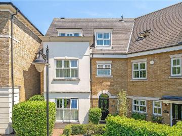 4 bedroom end of terrace house for sale