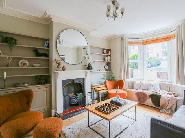 4 bedroom end of terrace house for sale