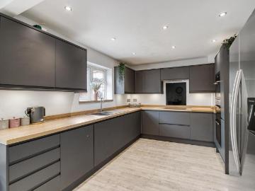 4 bedroom end of terrace house for sale