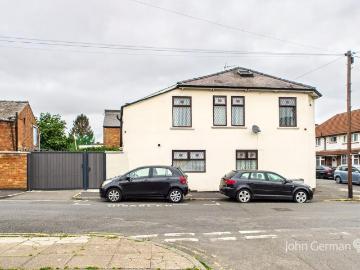 4 bedroom end of terrace house for sale