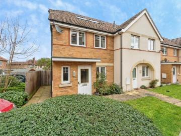 4 bedroom end of terrace house for sale