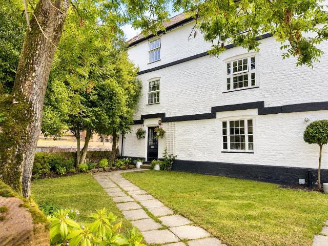 4 bedroom end of terrace house for sale
