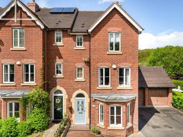 4 bedroom end of terrace house for sale