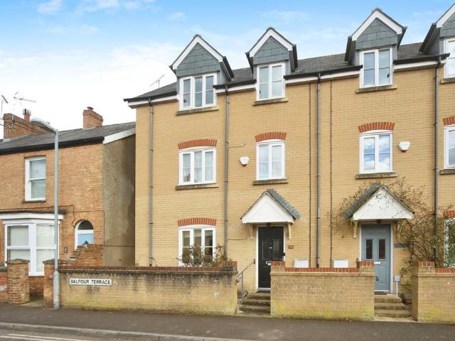 4 bedroom end of terrace house for sale
