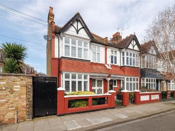 4 bedroom end of terrace house for sale