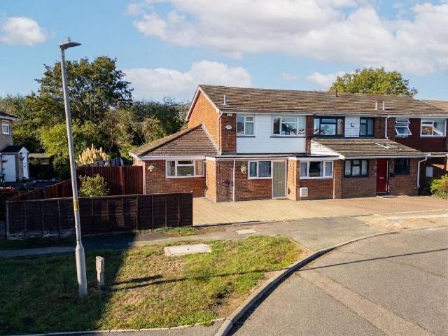 4 bedroom end of terrace house for sale