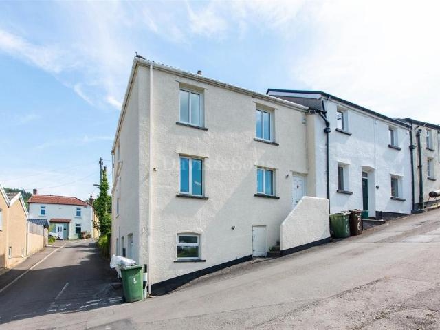 4 bedroom end of terrace house for sale