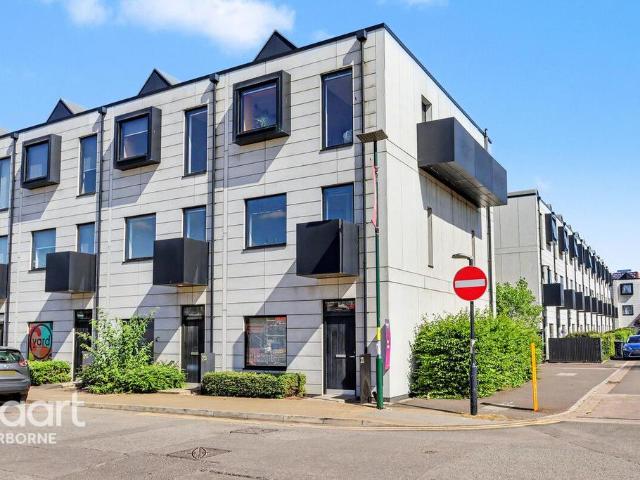 4 bedroom end of terrace house for sale